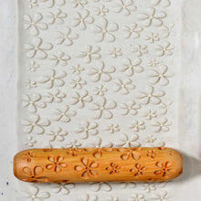 Load image into Gallery viewer, MKM Big Hand Roller Daisies BHR-07